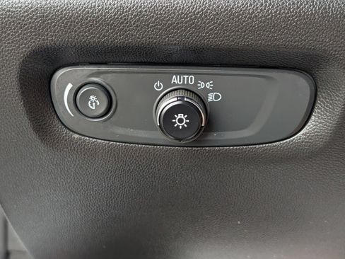 Used 2023 Chevrolet Traverse LT FWD image 11