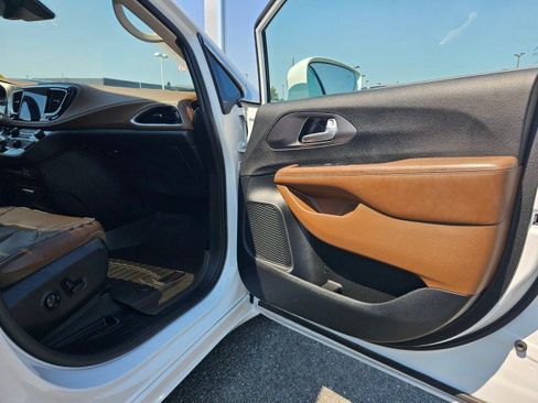 Used 2017 Chrysler Pacifica Limited FWD image 12