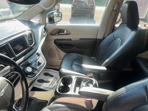Used 2019 Chrysler Pacifica Touring-L FWD image 16