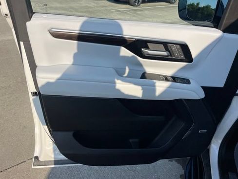 Used 2025 Chevrolet Suburban Premier RWD image 12