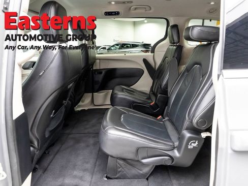 Used 2022 Chrysler Pacifica Touring-L image 23