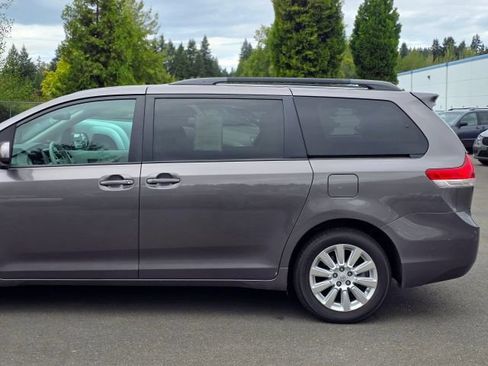 Used 2014 Toyota Sienna LE AWD/4WD image 6