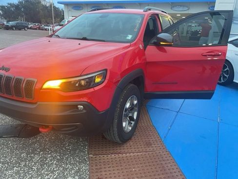 Used 2019 Jeep Cherokee Trailhawk image 6