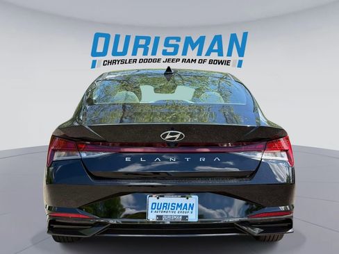 Used 2022 Hyundai Elantra SEL w/ Convenience + Premium Package FWD image 3
