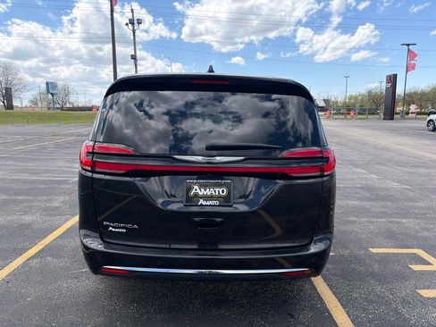 Used 2023 Chrysler Pacifica Touring-L FWD image 4