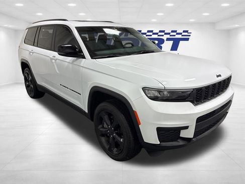 Used 2025 Jeep Grand Cherokee L Altitude image 3