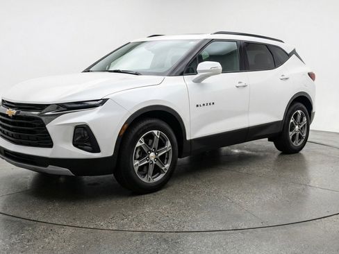 Used 2025 Chevrolet Blazer LT image 3