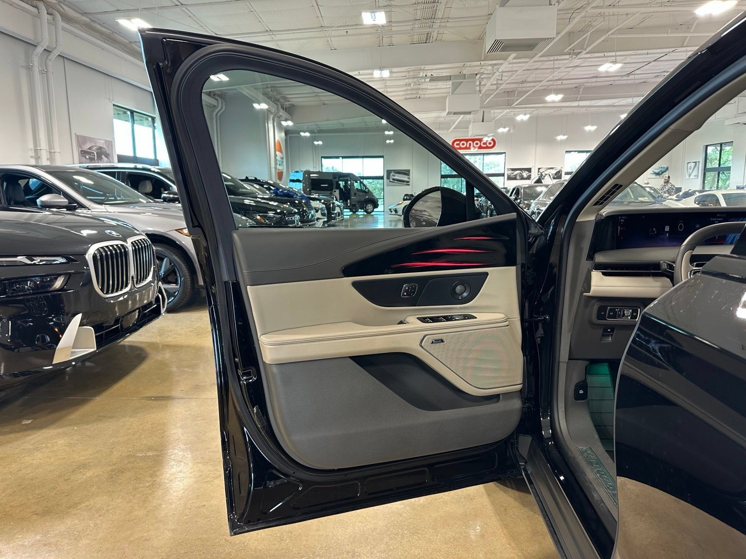 Used 2025 Lincoln Nautilus Reserve AWD/4WD image 11