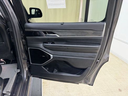 Used 2022 Jeep Wagoneer Series III w/ Premium Group I image 13