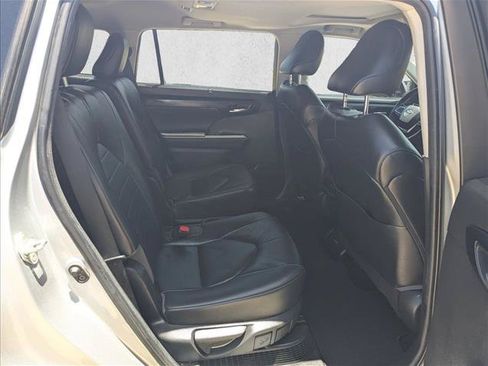 Used 2023 Toyota Highlander XLE FWD image 19