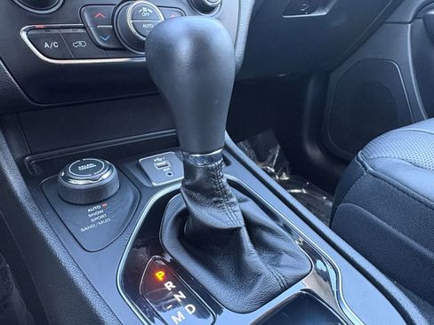 Used 2019 Jeep Cherokee Overland w/ Technology Group image 23