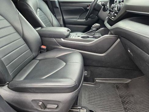 Used 2021 Toyota Highlander XLE FWD image 9