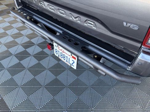 Used 2018 Toyota Tacoma TRD Off-Road w/ Technology Package image 12