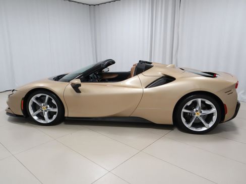 Used 2022 Ferrari SF90 Spider image 16