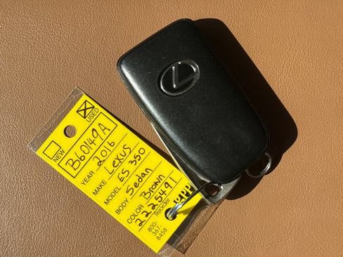 Used 2016 Lexus ES 350 w/ Luxury Package w/Wood Trim FWD image 27