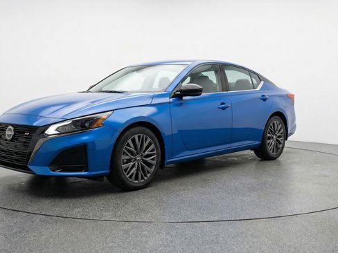 Used 2025 Nissan Altima 2.5 SV image 3