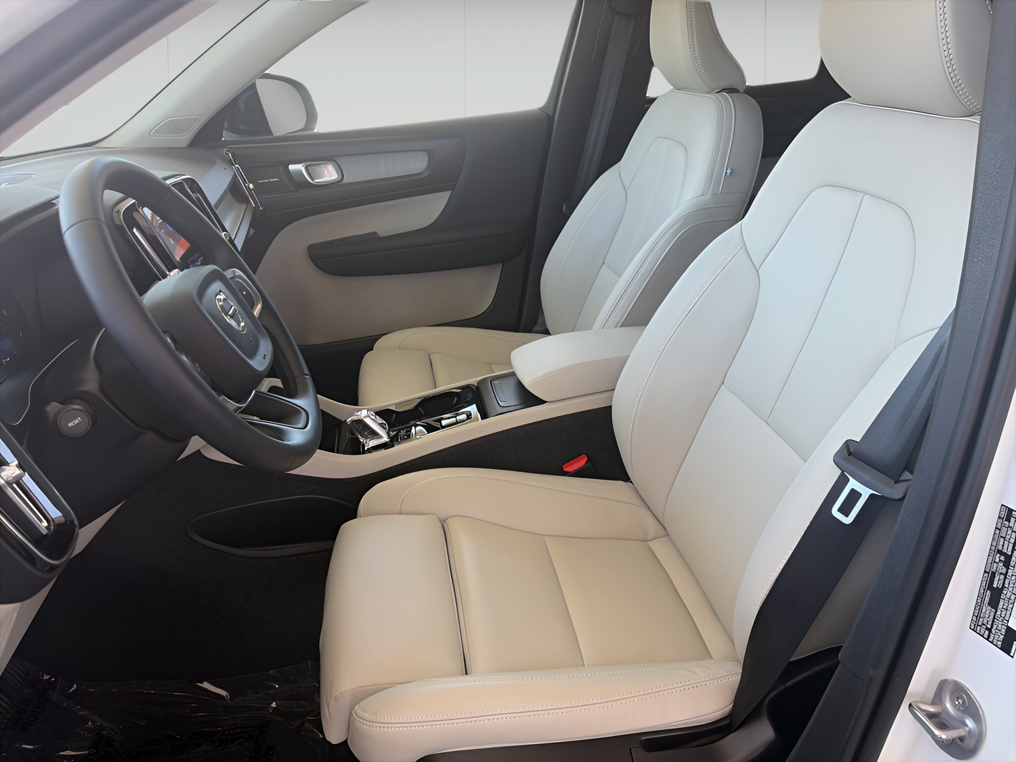 Used 2025 Volvo XC40 B5 Ultra AWD/4WD image 12