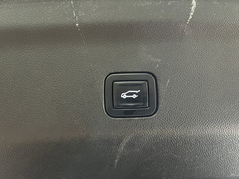 Used 2022 Chevrolet Tahoe LT w/ Luxury Package image 9