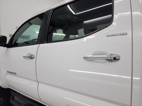 Used 2019 Toyota Tacoma Limited image 33