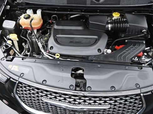 Used 2022 Chrysler Pacifica Touring-L FWD image 35