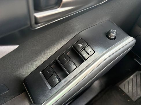 Used 2024 Toyota Highlander LE FWD image 31