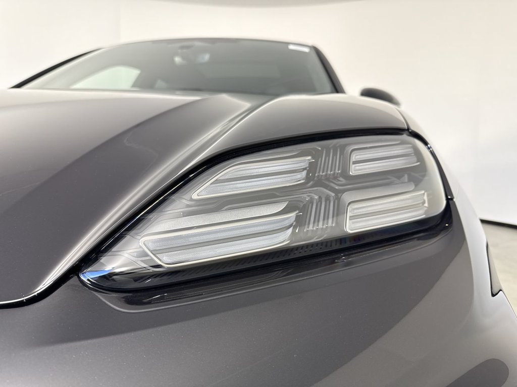 Certified 2025 Porsche Macan Turbo Electric AWD/4WD image 11