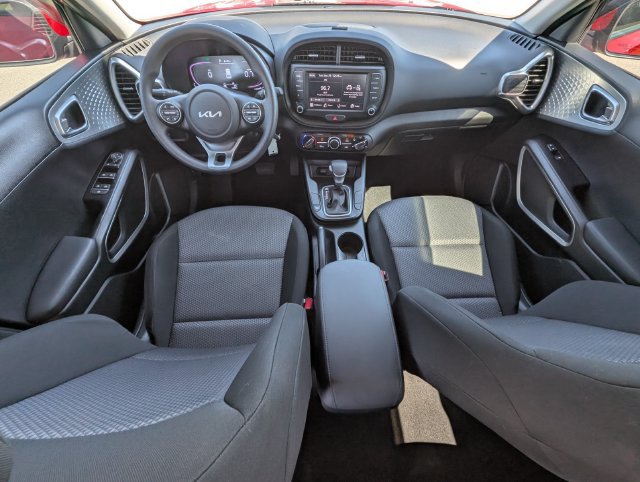 Used 2025 Kia Soul LX FWD image 28