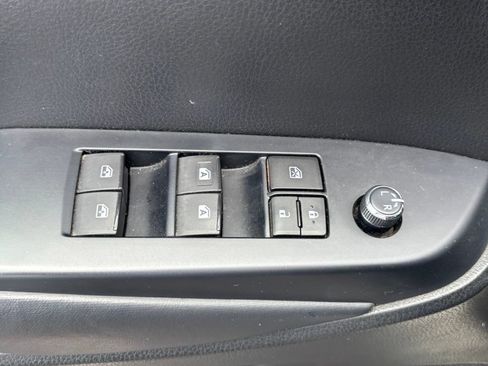 Used 2019 Toyota Highlander SE w/ Nightshade Edition FWD image 7
