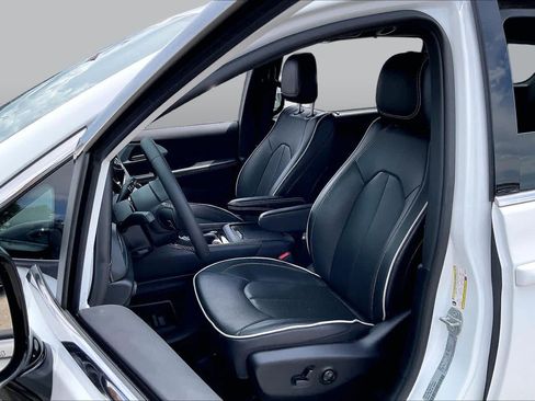 Used 2026 Chrysler Pacifica Limited FWD image 8