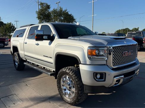 Used 2017 GMC Sierra 2500 Denali w/ Duramax Plus Package AWD/4WD image 4