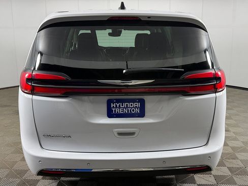 Used 2024 Chrysler Pacifica Touring-L image 13