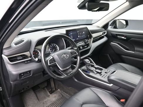 Used 2023 Toyota Highlander XLE AWD/4WD image 19