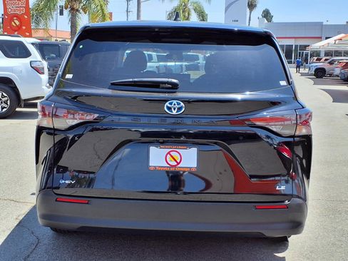 Certified 2025 Toyota Sienna LE FWD image 5