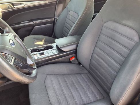 Used 2020 Ford Fusion SE image 3