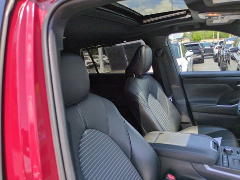 Used 2021 Toyota Highlander XSE AWD/4WD image 38