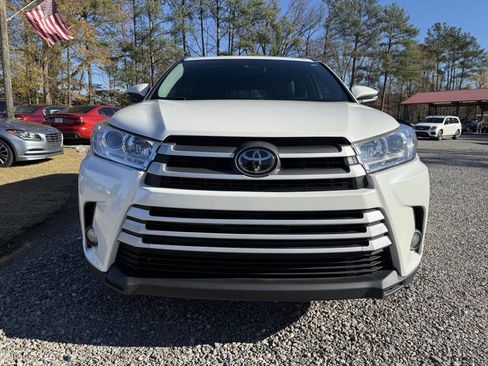 Used 2019 Toyota Highlander SE image 2