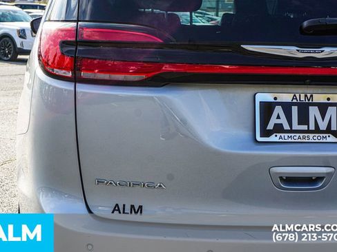 Used 2024 Chrysler Pacifica Touring-L image 13