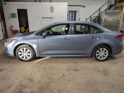 Used 2021 Toyota Corolla LE image 2