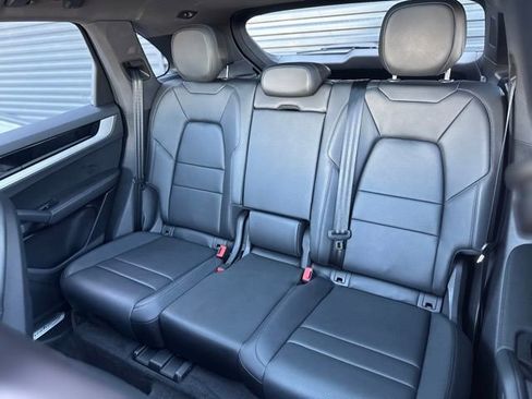 Certified 2024 Porsche Cayenne AWD/4WD image 33