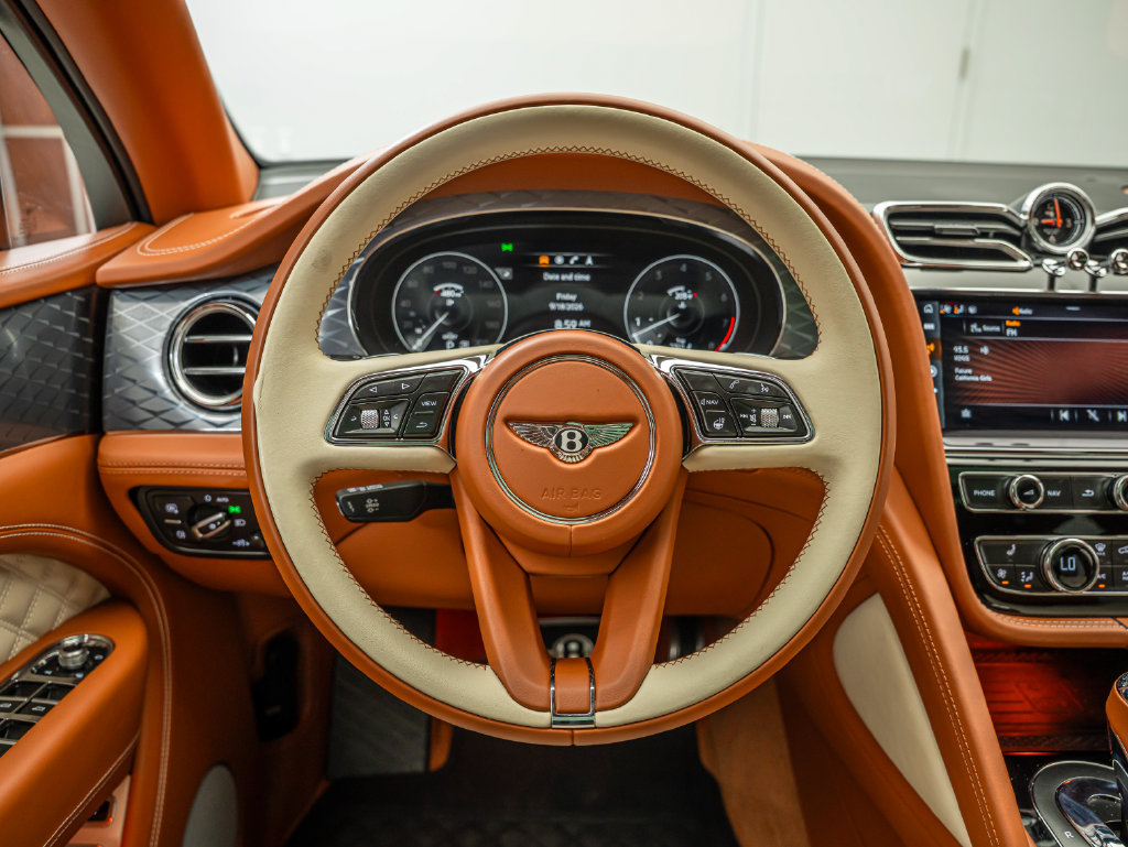 Used 2022 Bentley Bentayga AWD/4WD image 32