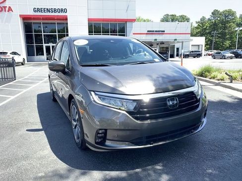Used 2022 Honda Odyssey Touring image 2