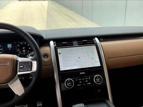 New 2025 Land Rover Discovery Metropolitan Edition image 6