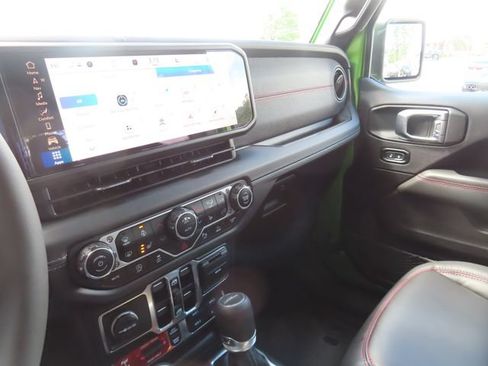 Used 2025 Jeep Gladiator Rubicon AWD/4WD image 39