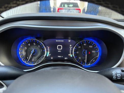 Used 2023 Chrysler Pacifica Touring-L image 10