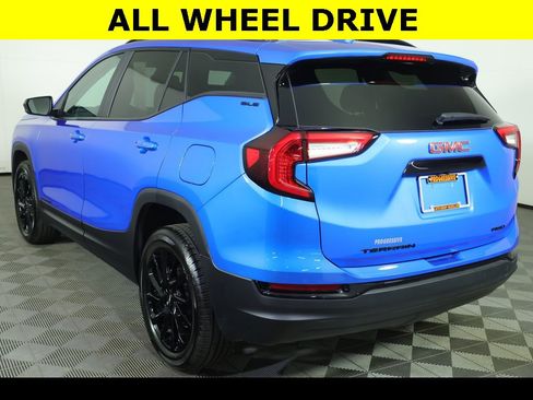 Used 2024 GMC Terrain SLE w/ Driver Convenience Package image 6