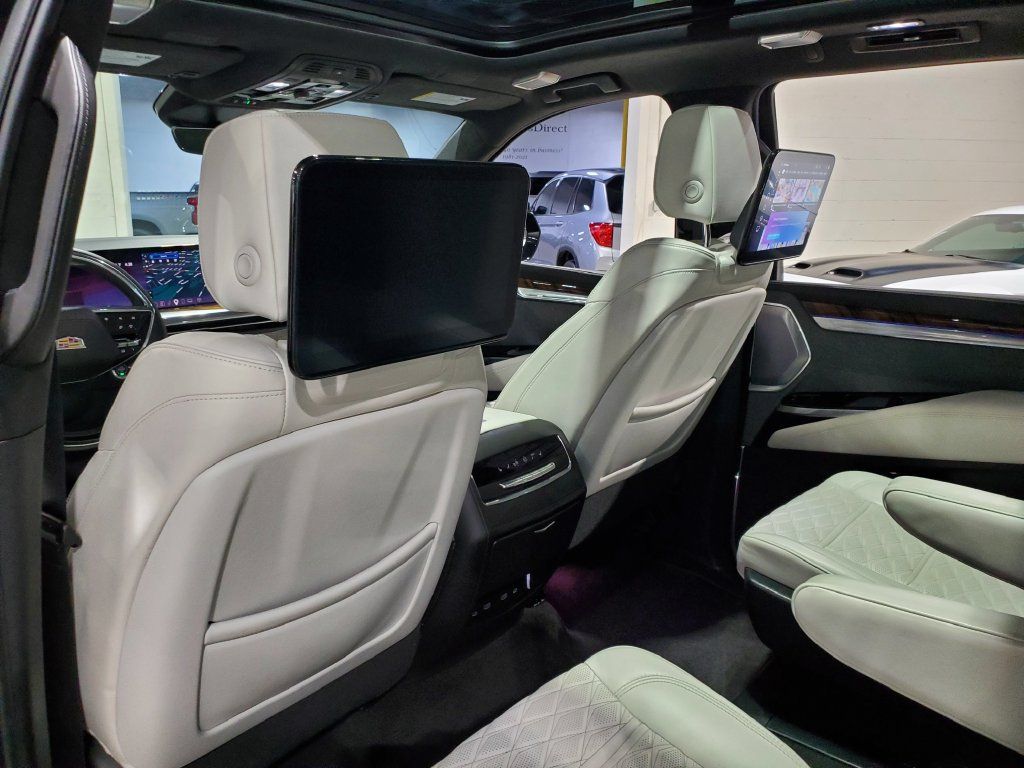 Used 2025 Cadillac Escalade Sport Platinum w/ LPO, Floor Liner Package AWD/4WD image 30