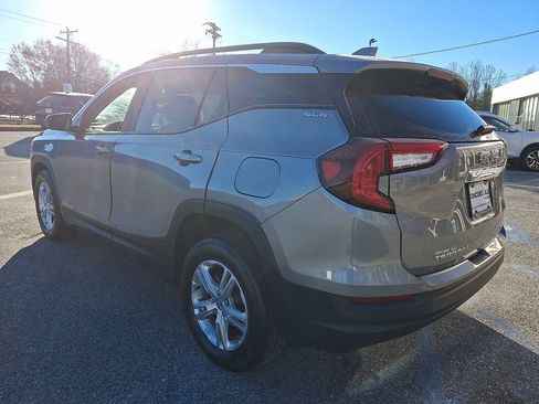 Used 2023 GMC Terrain SLE w/ Driver Convenience Package image 4