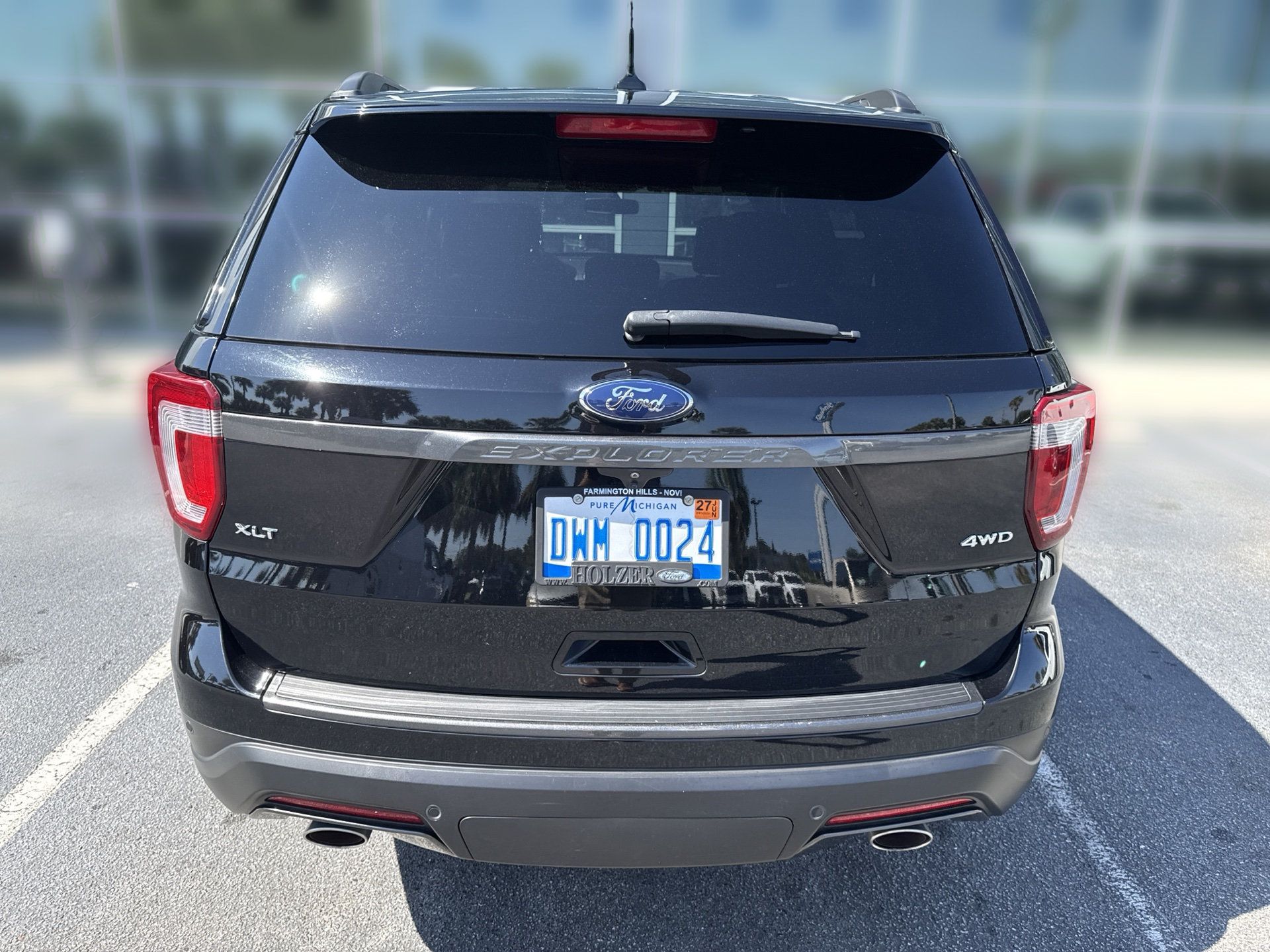 Used 2018 Ford Explorer XLT w/ Equipment Group 202A AWD/4WD image 5