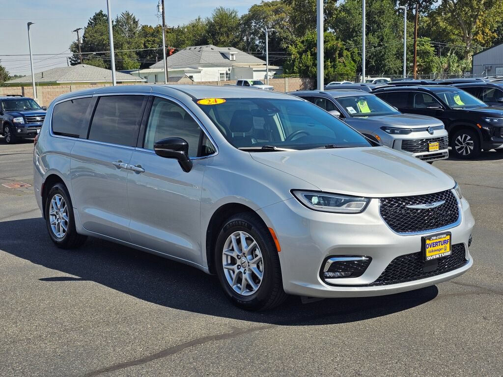 Used 2024 Chrysler Pacifica Touring-L FWD image 8
