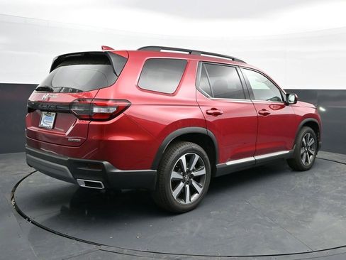 Used 2025 Honda Pilot Touring image 7